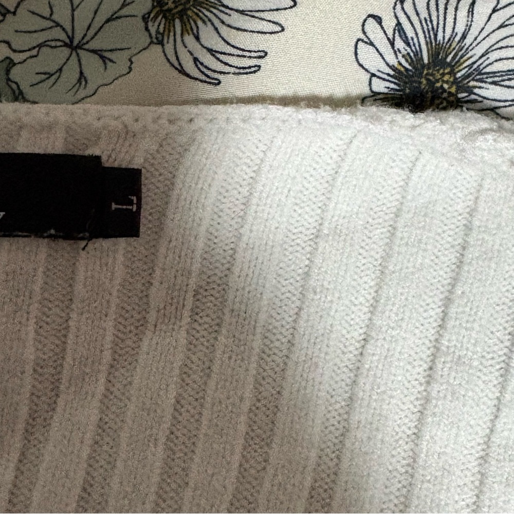 White Ribbed Knit bolero - Picture 2 of 2